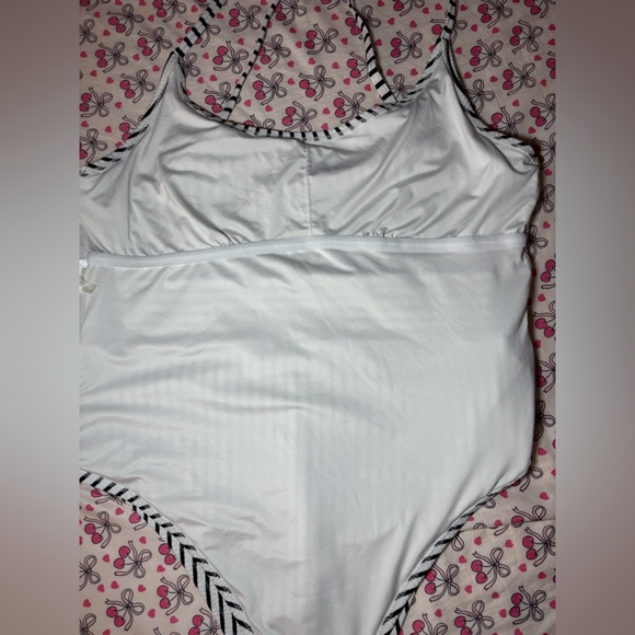 One piece swimsuit - Picture 10 of 11